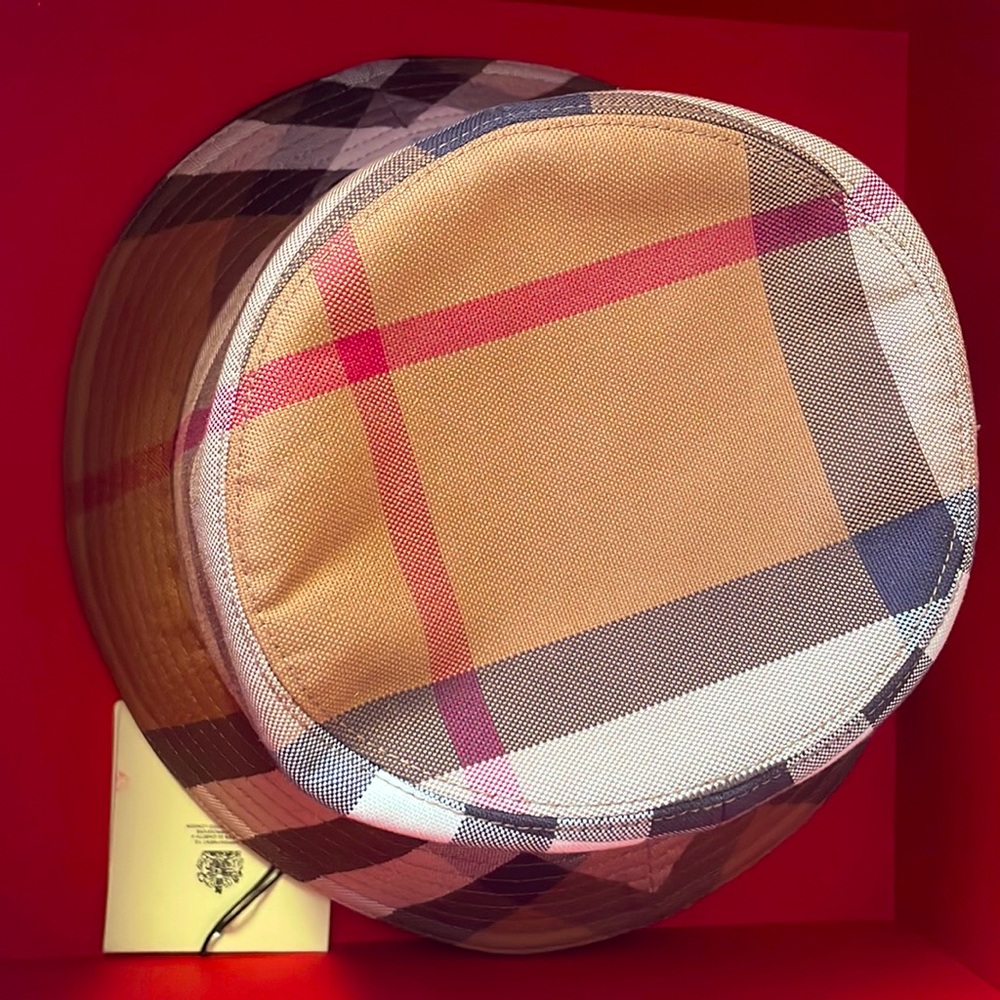 Burberry bucket hat. New with tag